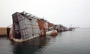 Un buque de guerra destruido en la base naval de Trípoli, en Libia, símbolo del conflicto que sigue en el país.