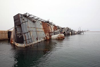 Un navire de guerre détruit à la base navale de Tripoli, en Libye (archive). 
