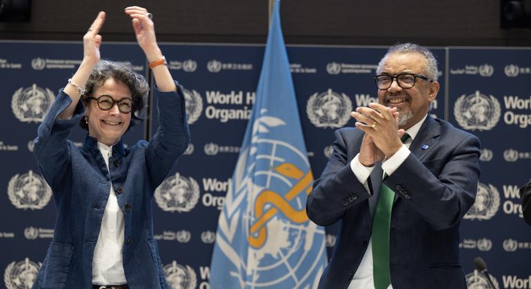El director general de la OMS, Tedros Adhanom Ghebreyesus (derecha), y la copresidenta del INB, Anne-Claire Amprou, (izquierda), celebran la conclusión de las negociaciones en la madrugada del 16 de abril de 2025.