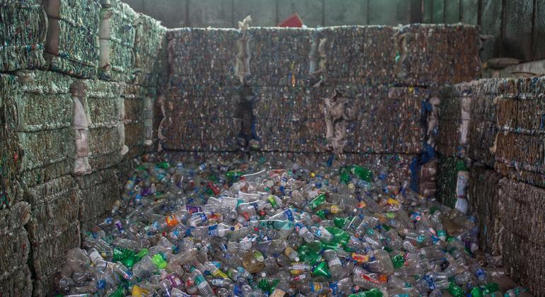 भारत में हर साल लगभग 6 करोड़ 20 लाख टन कचरा उत्पन्न होता है, जिसमें से एक बड़ी मात्रा प्लास्टिक की होती है.