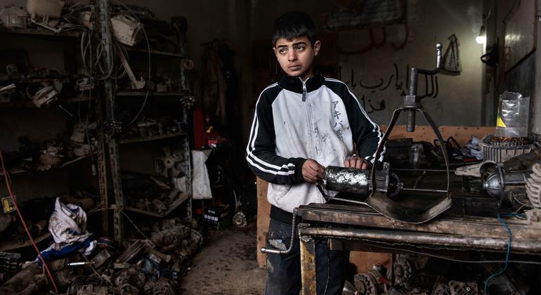 Un niño de 13 años trabajando en un taller mecánico en Siria.