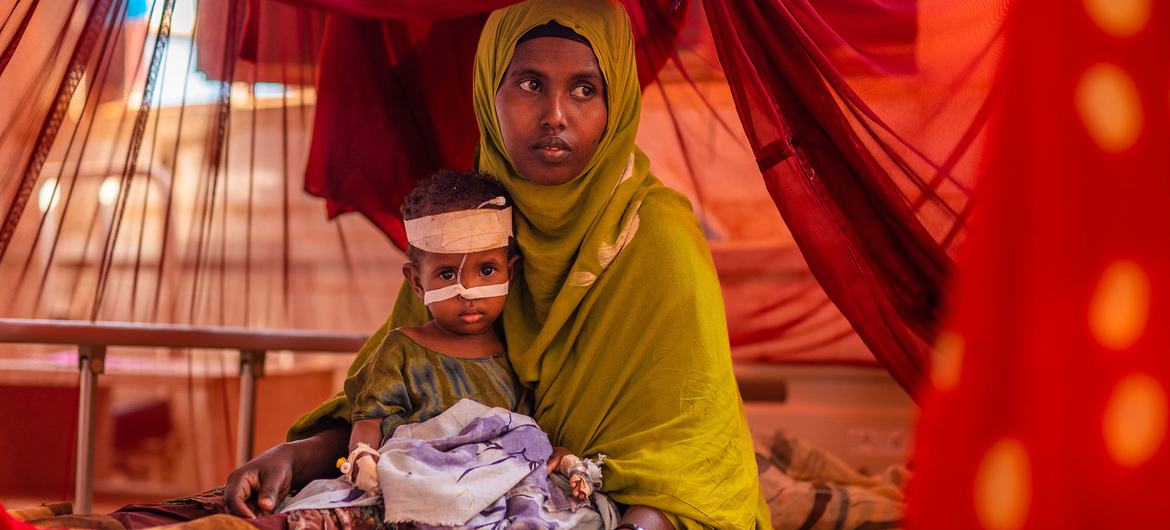 Un enfant reçoit un traitement nutritionnel dans un hôpital soutenu par l'UNICEF dans la région de Somali, en Éthiopie.