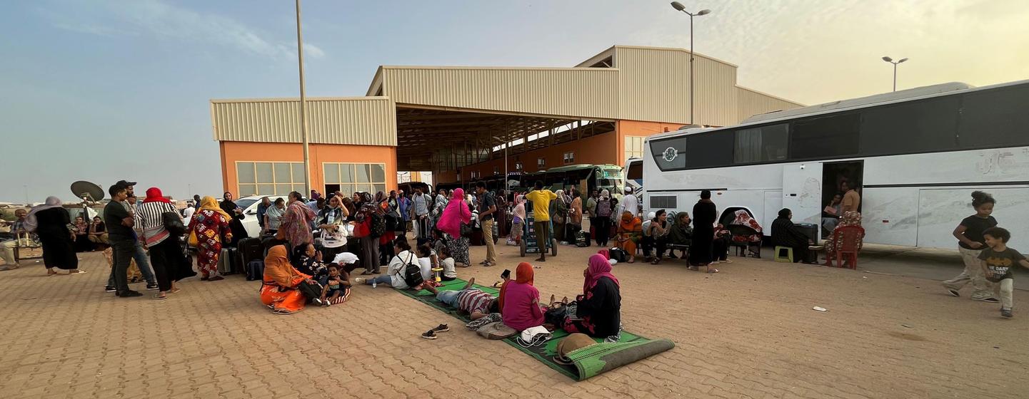 Des personnes fuyant le conflit au Soudan attendent dans une gare routière de Khartoum.