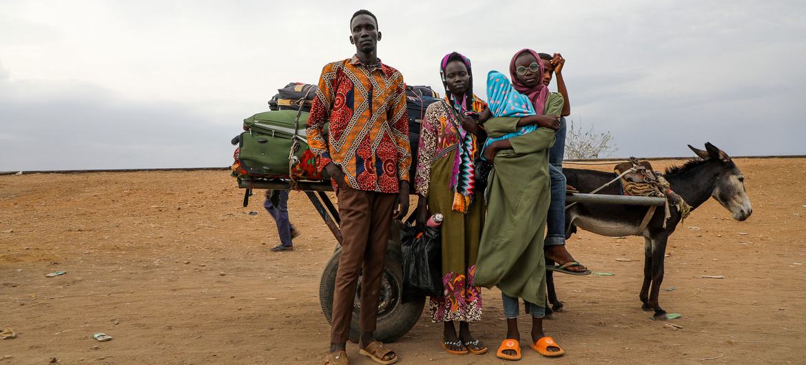 Uma família se posiciona no ponto de fronteira de Joda em Renk, no Sudão do Sul, onde dezenas de milhares de repatriados sul-sudaneses cruzaram depois de fugir da violência no Sudão