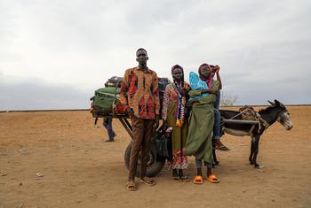 Una familia en el puesto fronterizo de Joda, en Renk (Sudán del Sur), por donde han cruzado decenas de miles de sursudaneses retornados tras huir de la violencia en Sudán.
