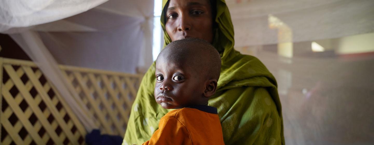 Une mère et son enfant malade dans un centre de santé dans le nord du Darfour, au Soudan.