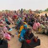 Refugiados do Sudão esperam para recolher itens não alimentares essenciais durante a distribuição em Koufroun, uma aldeia chadiana perto da fronteira sudanesa.