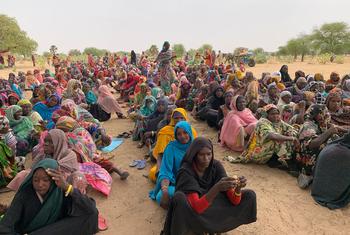 Des réfugiés soudanais attendent de recevoir des produits de première nécessité lors de la distribution à Koufroun, un village tchadien près de la frontière soudanaise.