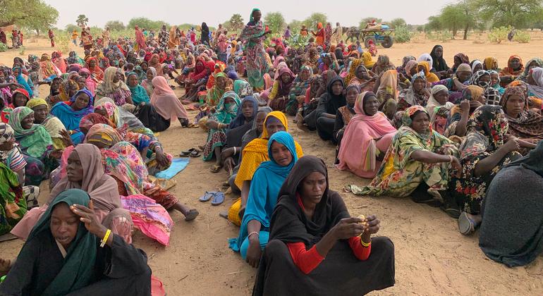 Refugiados do Sudão esperam para recolher itens não alimentares essenciais durante a distribuição em Koufroun, uma aldeia chadiana perto da fronteira sudanesa.