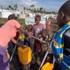 Des enfants vont chercher de l'eau à une conduite d'eau à Bulengo en République démocratique du Congo.