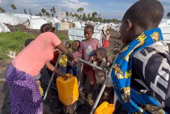 Des enfants vont chercher de l'eau à une conduite d'eau à Bulengo en République démocratique du Congo.