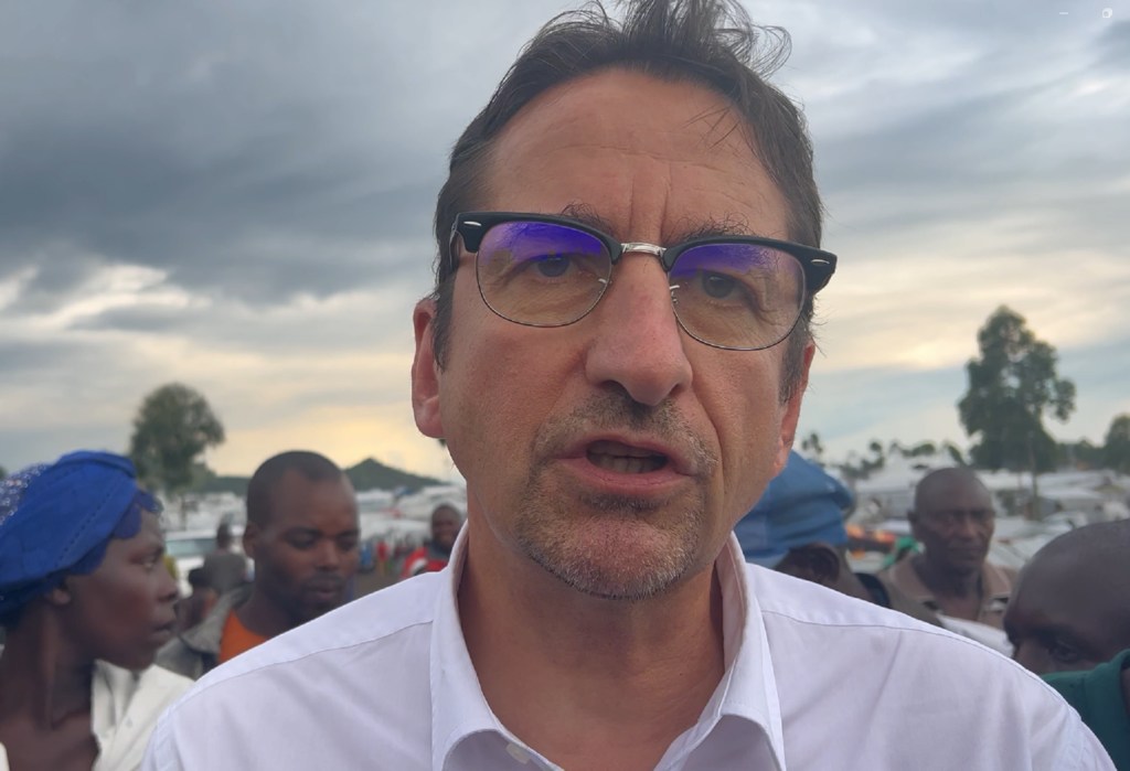 Bruno Lemarquis, Coordonnateur humanitaire en République démocratique du Congo, s'adresse à des journalistes au camp de Bulengo, au Nord-Kivu.
