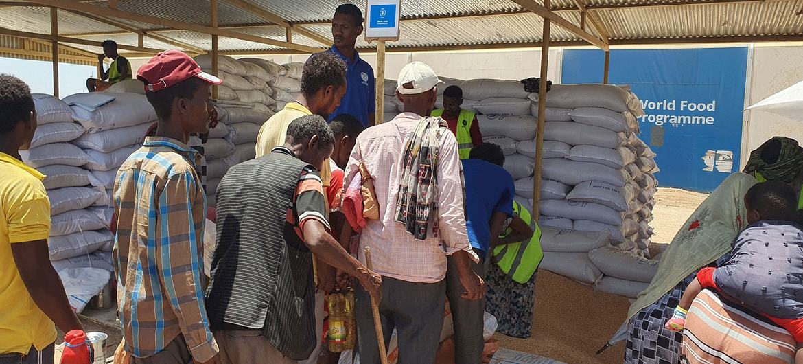 Distribution de nourriture d'urgence dans un camp de déplacés dans l'Etat de Gedaref, au Soudan.