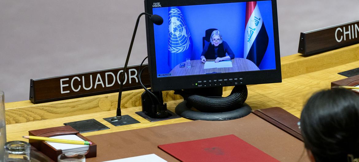 Jeanine Hennis-Plasschaert (à l'écran), Représentante spéciale du Secrétaire général pour l'Iraq, informe la réunion du Conseil de sécurité de la situation concernant le pays.