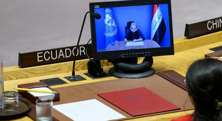 جنين هينيس-بلاسخارت (على الشاشة)، الممثلة الخاصة للأمين العام ورئيسة بعثة الأمم المتحدة لمساعدة العراق (يونامي)، تطلع مجلس الأمن على الوضع في البلاد.