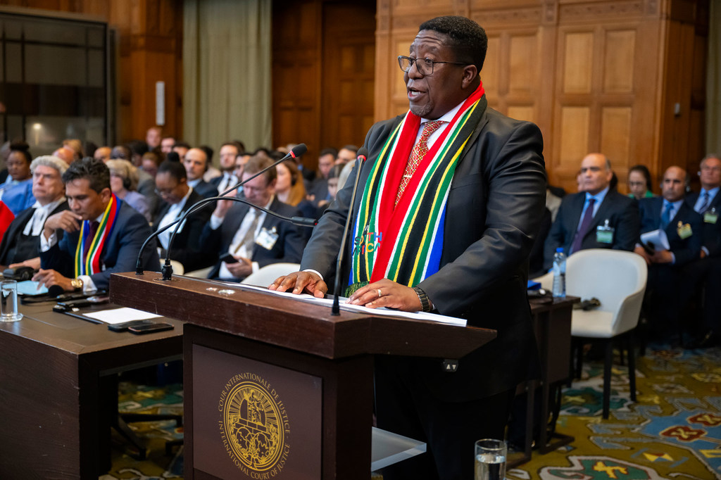 Mwanaume Mwafrika akizungumza kwenye jukwaa lenye nembo ya Mahakama ya Kimataifa ya Haki, wakati wa kikao cha hadhara katika UN huko The Hague.