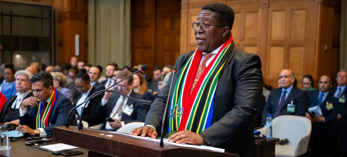 Vusimuzi Madonsela, coagente de Sudáfrica, ante la Corte Internacional de Justicia (CIJ) en el caso Sudáfrica contra Israel.