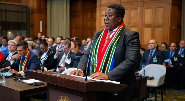 السفير فوسيموزي مادونسيلا أمام محكمة العدل الدولية في قضية جنوب أفريقيا ضد إسرائيل.