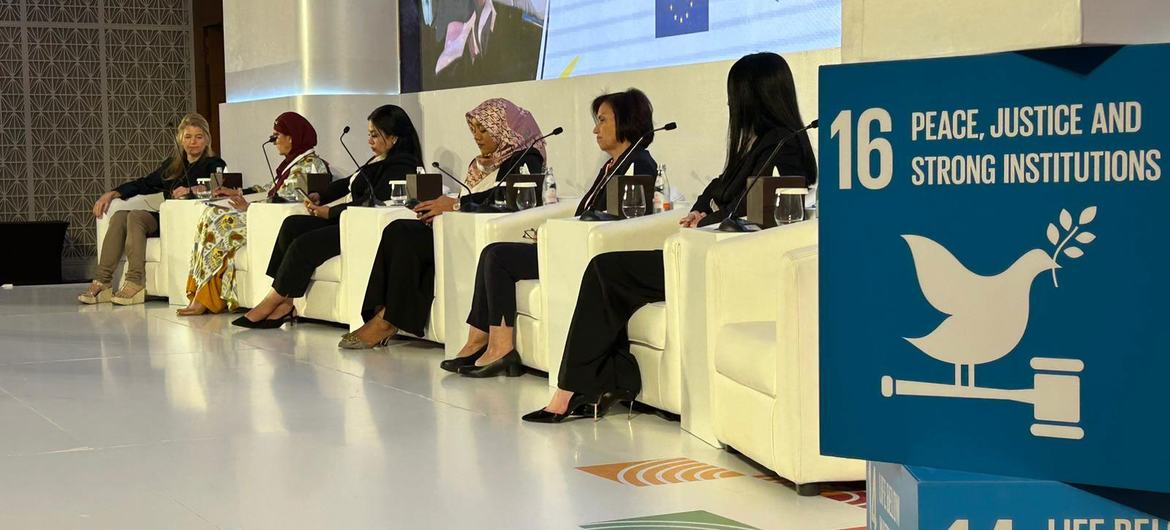 Des participants prennent part à une table ronde sur les femmes entrepreneurs dans les zones de conflit lors du World Entrepreneurs Investment Forum à Bahreïn. 