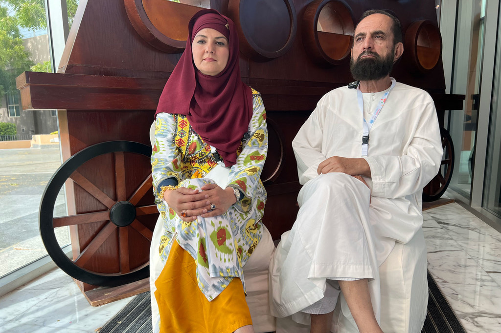 مالالاي هلمندي، الرئيسة التنفيذية للعمليات في منظمة هلمندي سولار لإنتاج الطاقة الشمسية في أفغانستان، وزوجها حامد هلمند، رئيس الشركة.