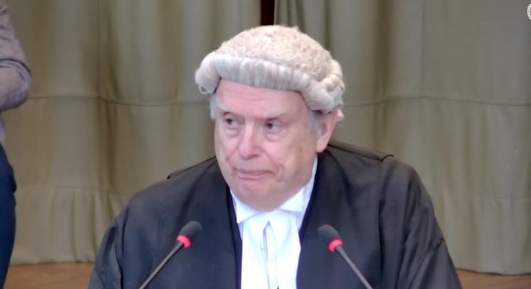 البروفيسور فوغان لوي يتحدث في محكمة العدل الدولية في جلسة استماع علنية بشأن الطلب الذي قدمته جنوب أفريقيا في 10 مايو 2024 في قضية جنوب أفريقيا ضد إسرائيل