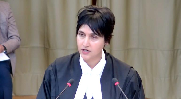 السيدة عادلة هاشم تتحدث في محكمة العدل الدولية في جلسة استماع علنية بشأن الطلب الذي قدمته جنوب أفريقيا في 10 أيار/مايو 2024 في قضية جنوب أفريقيا ضد إسرائيل