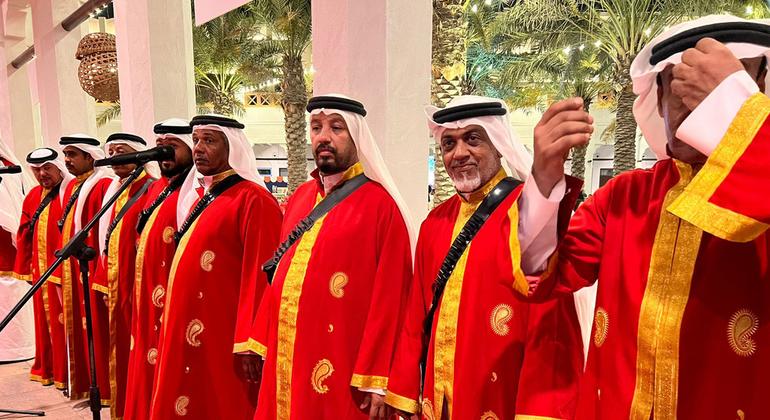 ليلة فن فولكلوري في إطار فعالية ثقافية على هامش المنتدى العالمي لريادة الأعمال والاستثمار في العاصمة البحرينية المنامة، الذي تنظمه منظمة الأمم المتحدة للتنمية الصناعية (يونيدو).