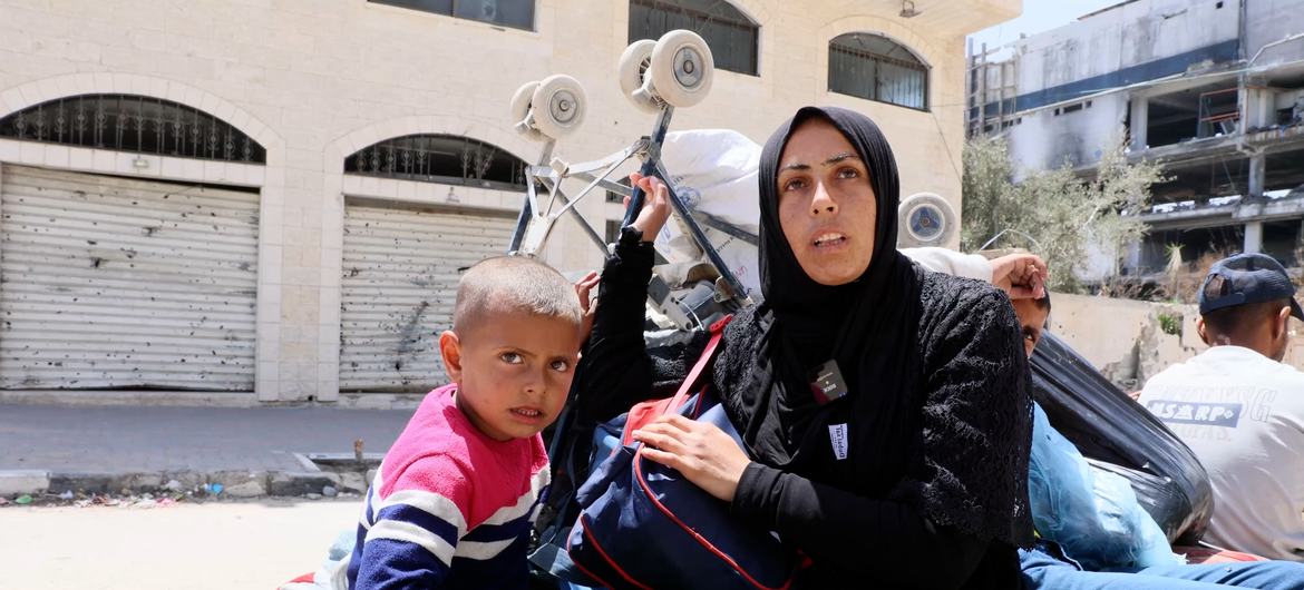 Aya Abu Tbeikh, fue desplazada del norte de Gaza a la ciudad de Gaza.