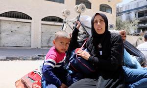 Aya Abu Tbeikh, fue desplazada del norte de Gaza a la ciudad de Gaza.