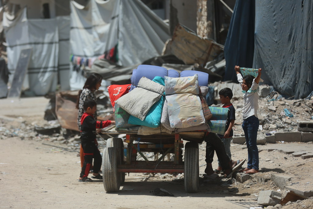 Les enfants d'une famille déplacée dans la ville de Gaza autour d'une charrette transportant leurs biens.