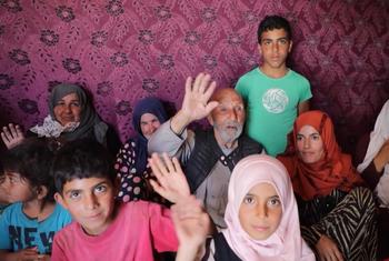 Babu Jassim (kati) akiwa na familia yake, Mmoja wa wakimbizi wa Syria waliorejea nchini mwao baada serikali mpya kuchukua mamlaka.  