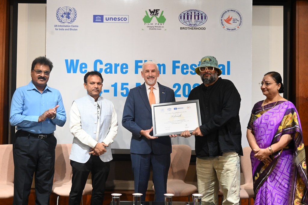 United Nations की भारत की रेजिडेंट कोऑर्डिनेटर, शोम्बी शार्प ने नई दिल्ली में UN भवन में आयोजित 'वी केयर फिल्म फेस्टिवल' में एक फिल्म निर्देशक को प्रमाण पत्र प्रदान किया।