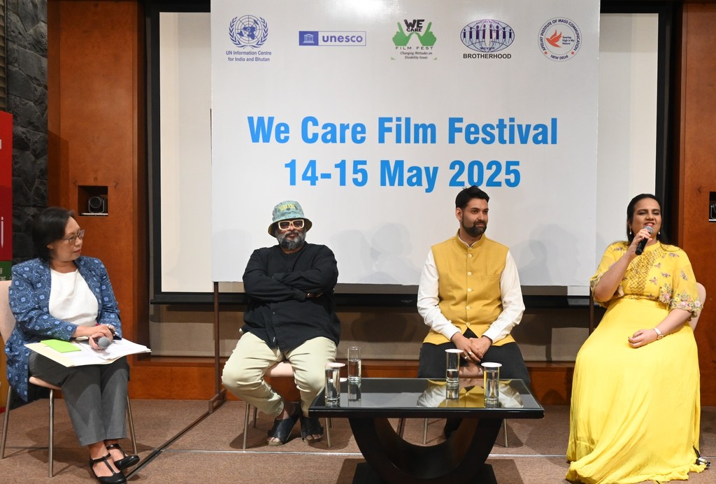 नई दिल्ली में UN भवन में आयोजित वी केयर फिल्म फेस्टिवल के लिए एक चर्चा में चार पैनलिस्ट।