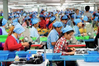 柬埔寨一家鞋厂的制鞋工人。
