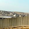 مغربی کنارے پر فلسطینی اور اسرائیلی علاقوں کے درمیان کھڑی کی گئی دیوار۔