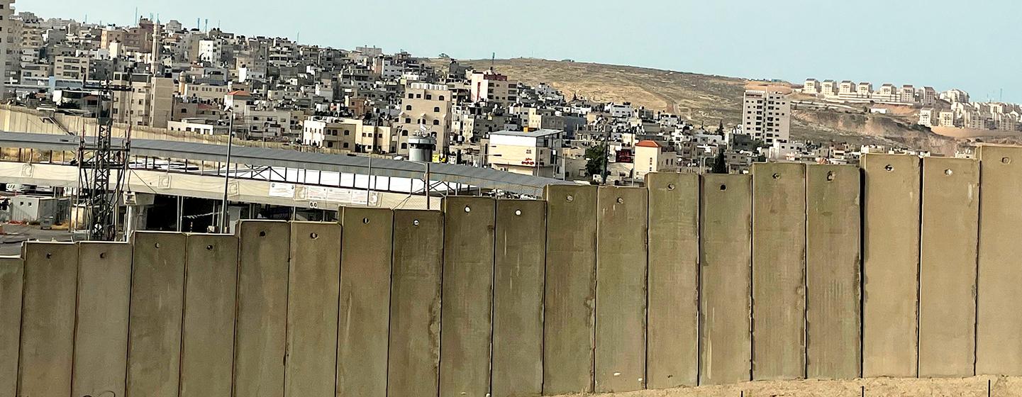 Le mur de séparation vu depuis la Cisjordanie.