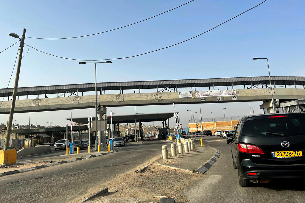 منظر لحاجز قلنديا في فلسطين، يظهر المركبات على الطريق وهي تمر أسفل جسر علوي.