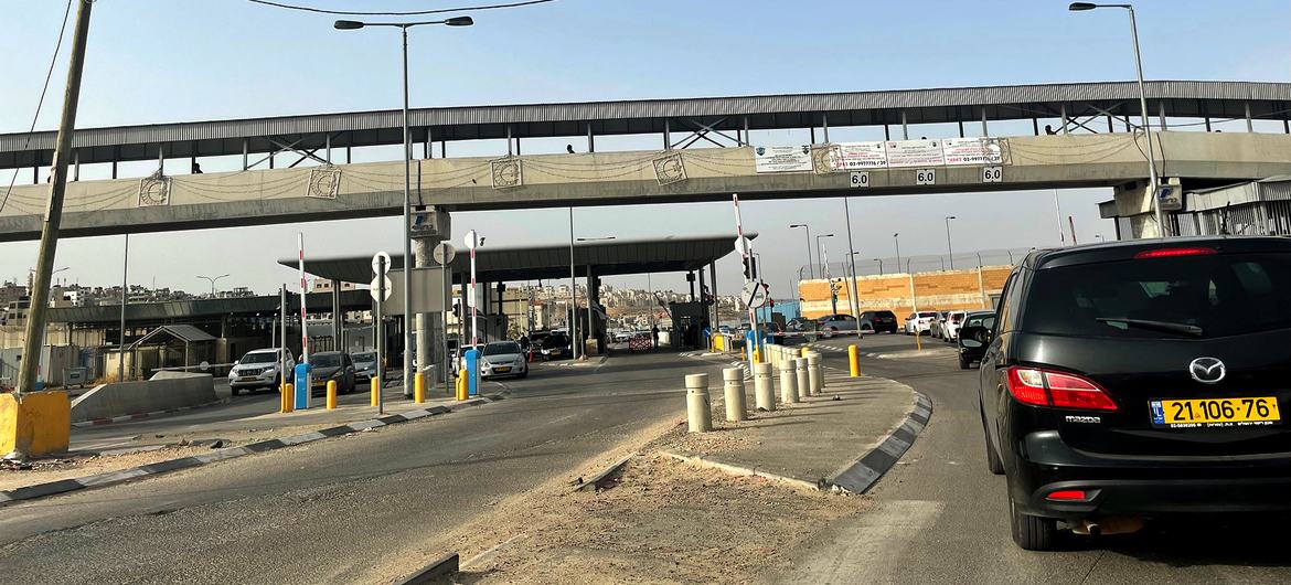 منظر لحاجز قلنديا في فلسطين، يظهر المركبات على الطريق وهي تمر أسفل جسر علوي.