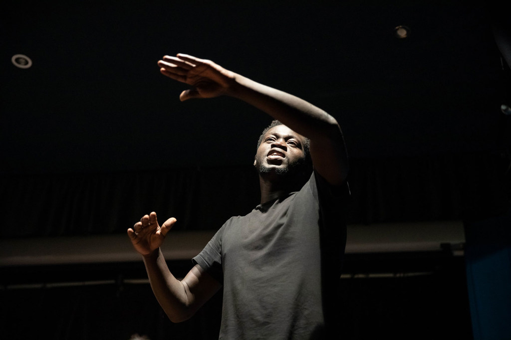 Migrantes como Voluntarios de Mensajeros en Senegal participó en una residencia creativa con Guy Régis Jr, un dramaturgo y director de teatro haitiano, y Fatoumata Bathily, una cineasta senegalesa.