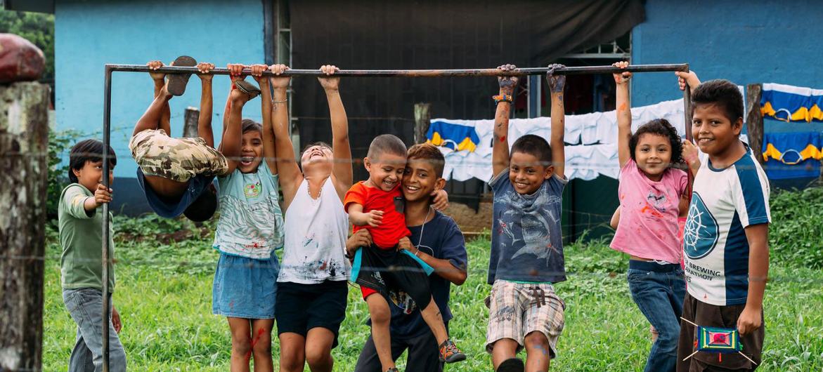  Des enfants sur un terrain de jeu au Costa Rica.