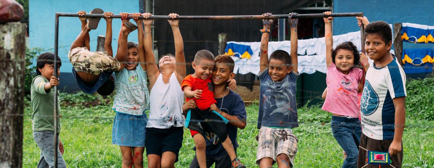 Çocuklar Kosta Rika'da bir oyun parkında.