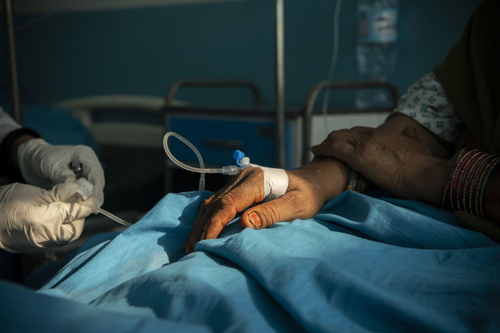 Mgonjwa akipata matibabu katika  hospitali mjini Kabul, Afghanistan