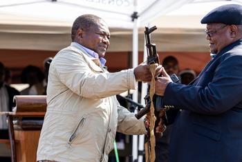 Presidente de Moçambique, Filipe Jacinto Nyusi e o líder da Renamo, Ossufo Momade acompanharam o retorno de 347 oficiais da Renamo à vida civil