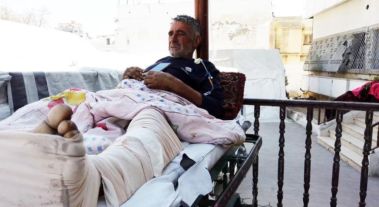 عامر أبو صفية، أحد المصابين الذين يتلقون العلاج، في خيمة طبية داخل مستشفى الأهلي المعمداني في غزة. عامر أبو صفية، أحد المصابين الذين يتلقون العلاج، في خيمة طبية داخل مستشفى الأهلي المعمداني في غزة.