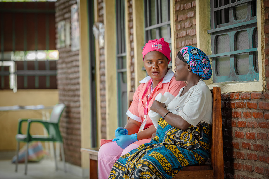 Nchini DRC, maelfu ya watoto bado wanaambukizwa VVU kila mwaka kutokana na ukosefu wa upimaji kwa wanawake wajawazito, fursa iliyopotea ya kuokoa maisha ya akina mama na kuzuia maambukizi ya VVU kutoka kwa mama kwenda kwa mtoto.