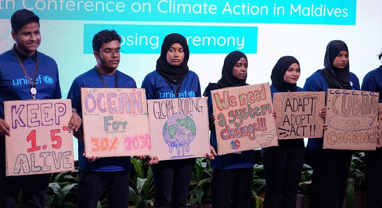 Группа молодых мальдивцев на национальной конференции в преддверии климатического саммита COP28.