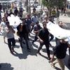 فلسطينيون داخل مستشفى الاهلي يحملون جثامين ذويهم الذين قضوا في الغارات الإسرائيلية على غزة.