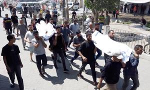 Palestinos en el interior del Hospital Ahli portando los cuerpos de sus familiares muertos en los ataques aéreos israelíes sobre Gaza..