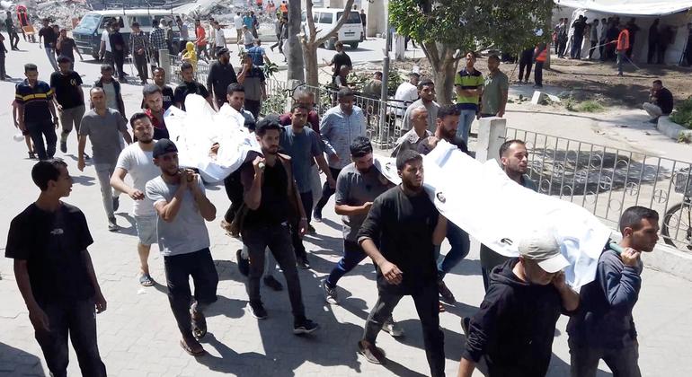 Palestinos en el interior del Hospital Ahli portando los cuerpos de sus familiares muertos en los ataques aéreos israelíes sobre Gaza.. Palestinos en el interior del Hospital Ahli portando los cuerpos de sus familiares muertos en los ataques aéreos israelíes sobre Gaza..