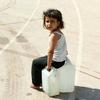 فتاة صغيرة تنتظر الحصول على مياه الشرب في غزة.